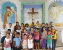 Dzieci komunijne z kaplicy św. Łukasza z katechetami 